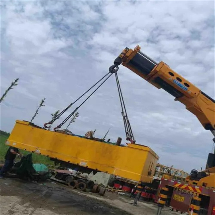 武穴吊运集装箱的吊车